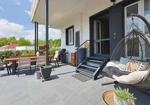 Große Terrasse und Garten
