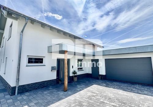 Frontansicht / Garage / Hofeinfahrt