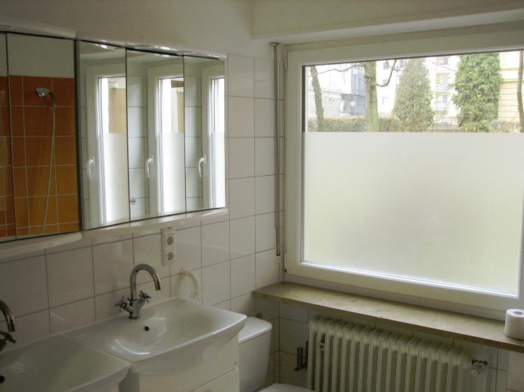 Großzügiges und helles Badezimmer mit Fenster