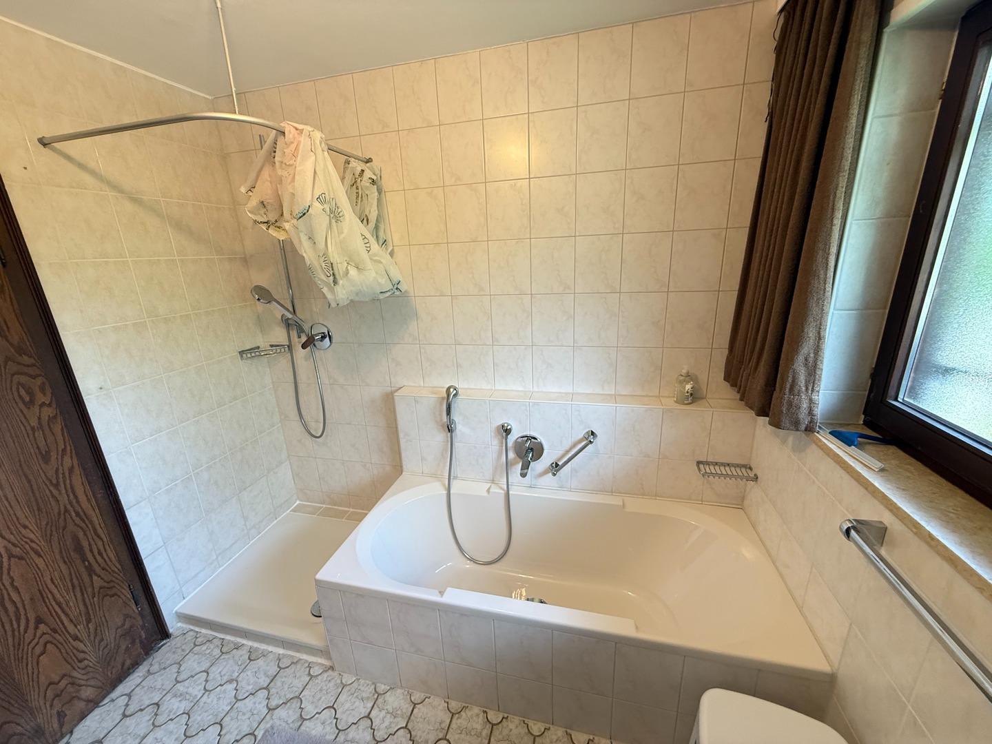 EG: Dusche und Wanne