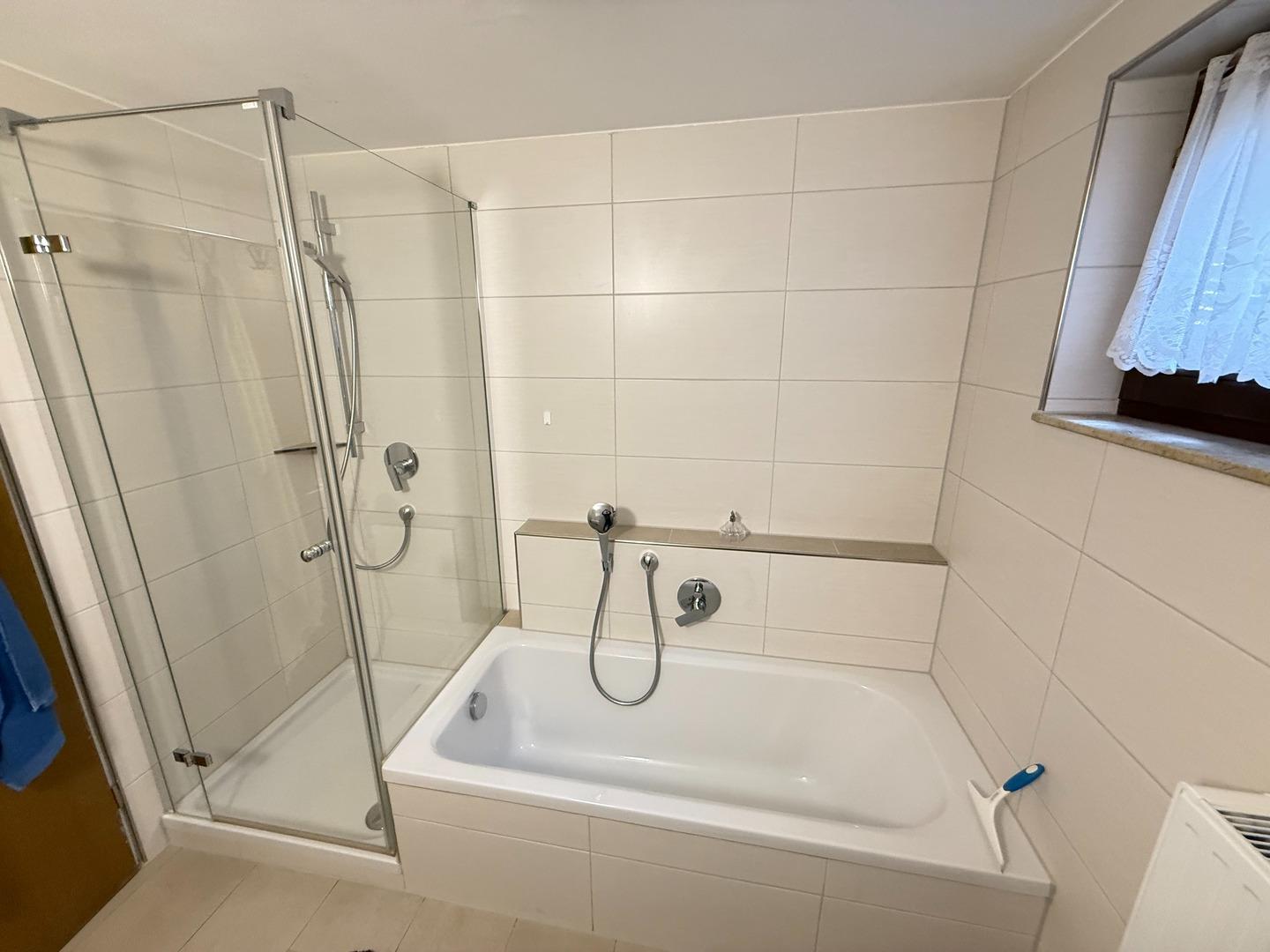 UG: Dusche und Wanne - ELW