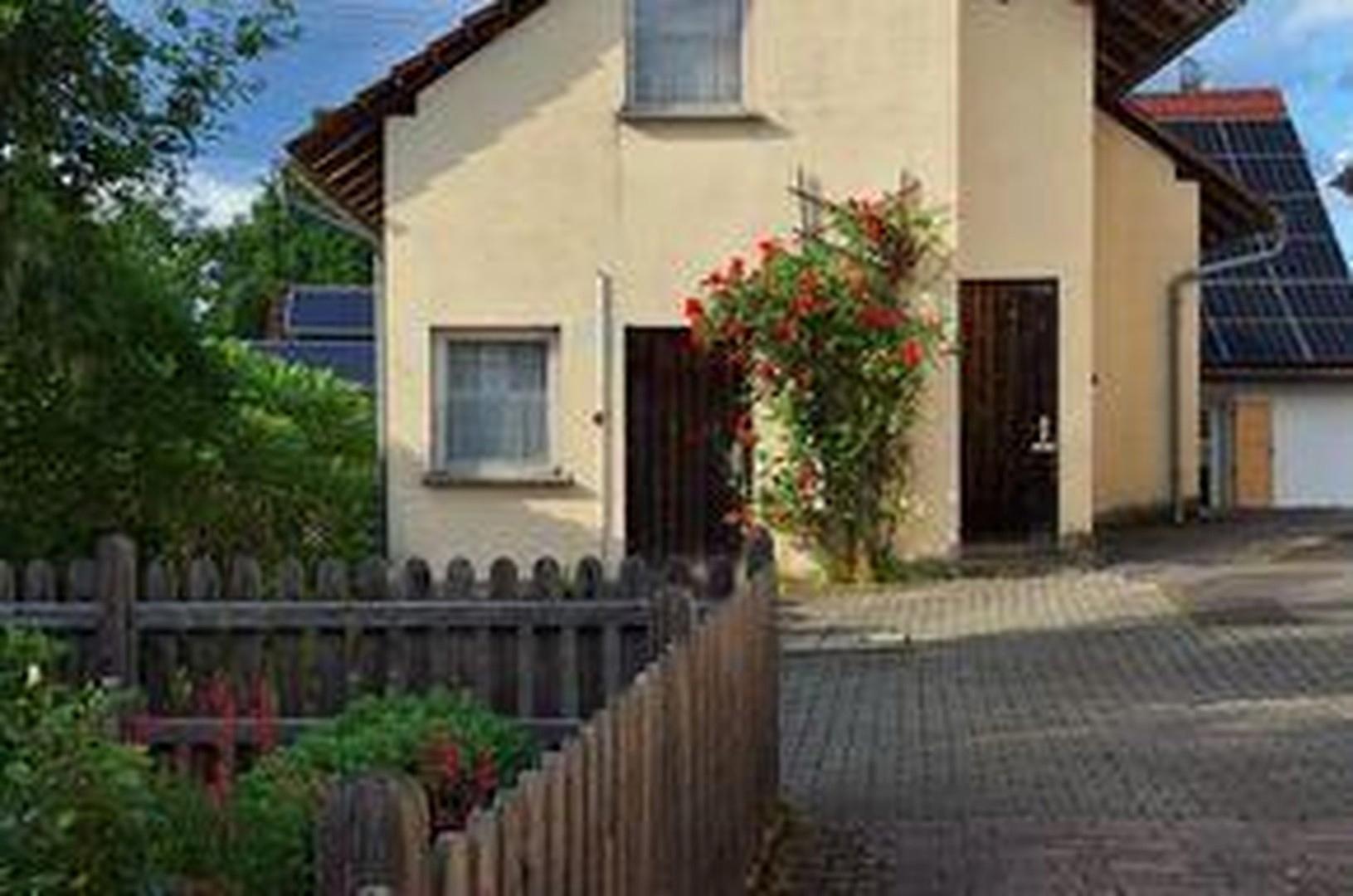 Nebengebäude mit 2 Garagen