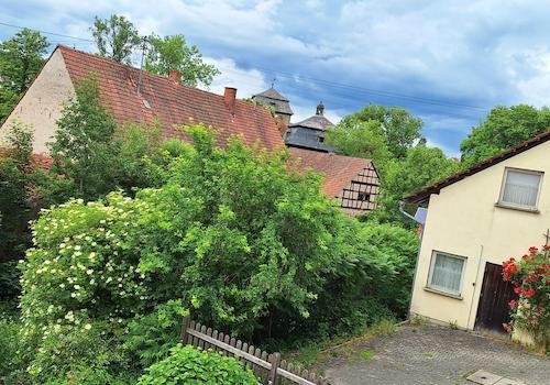 Blick zum Nebengebäude