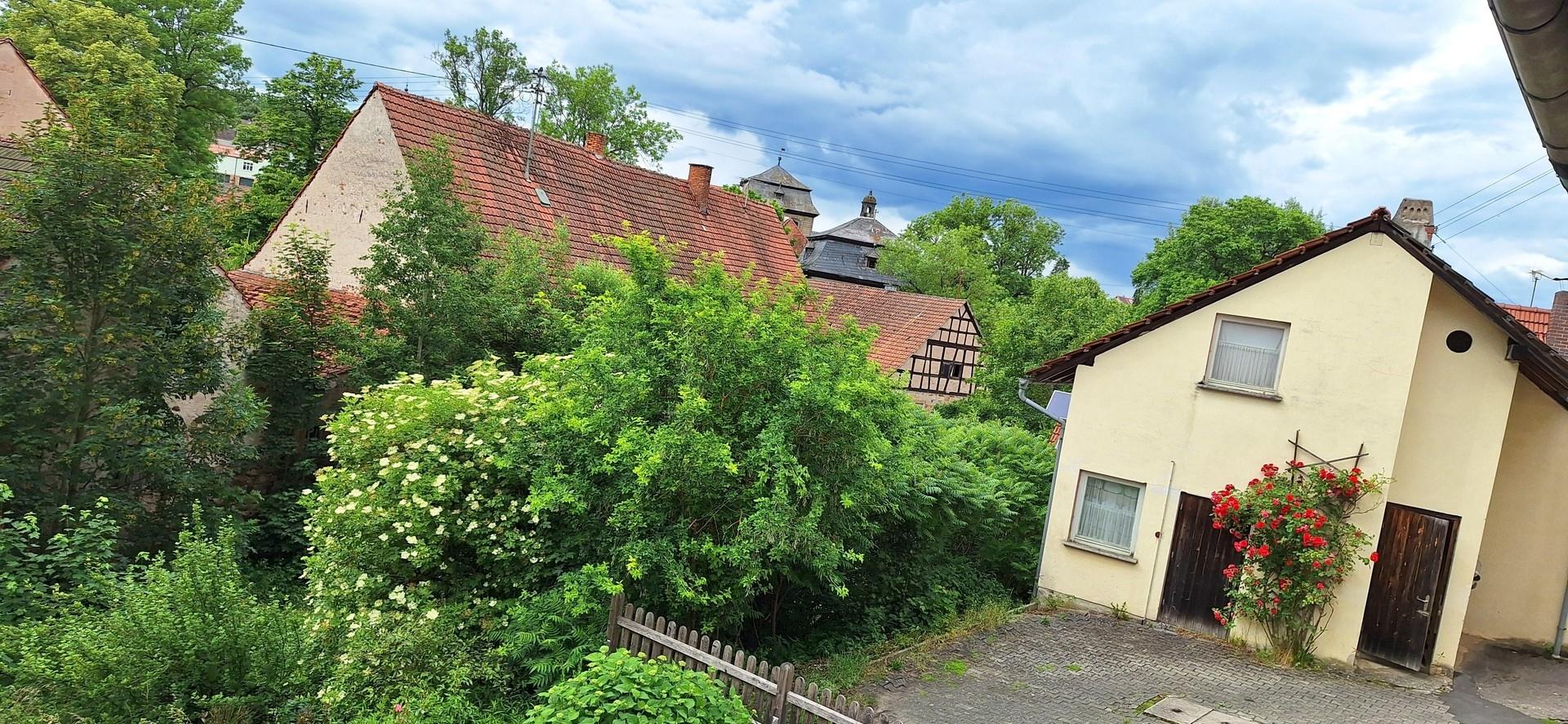Blick zum Nebengebäude