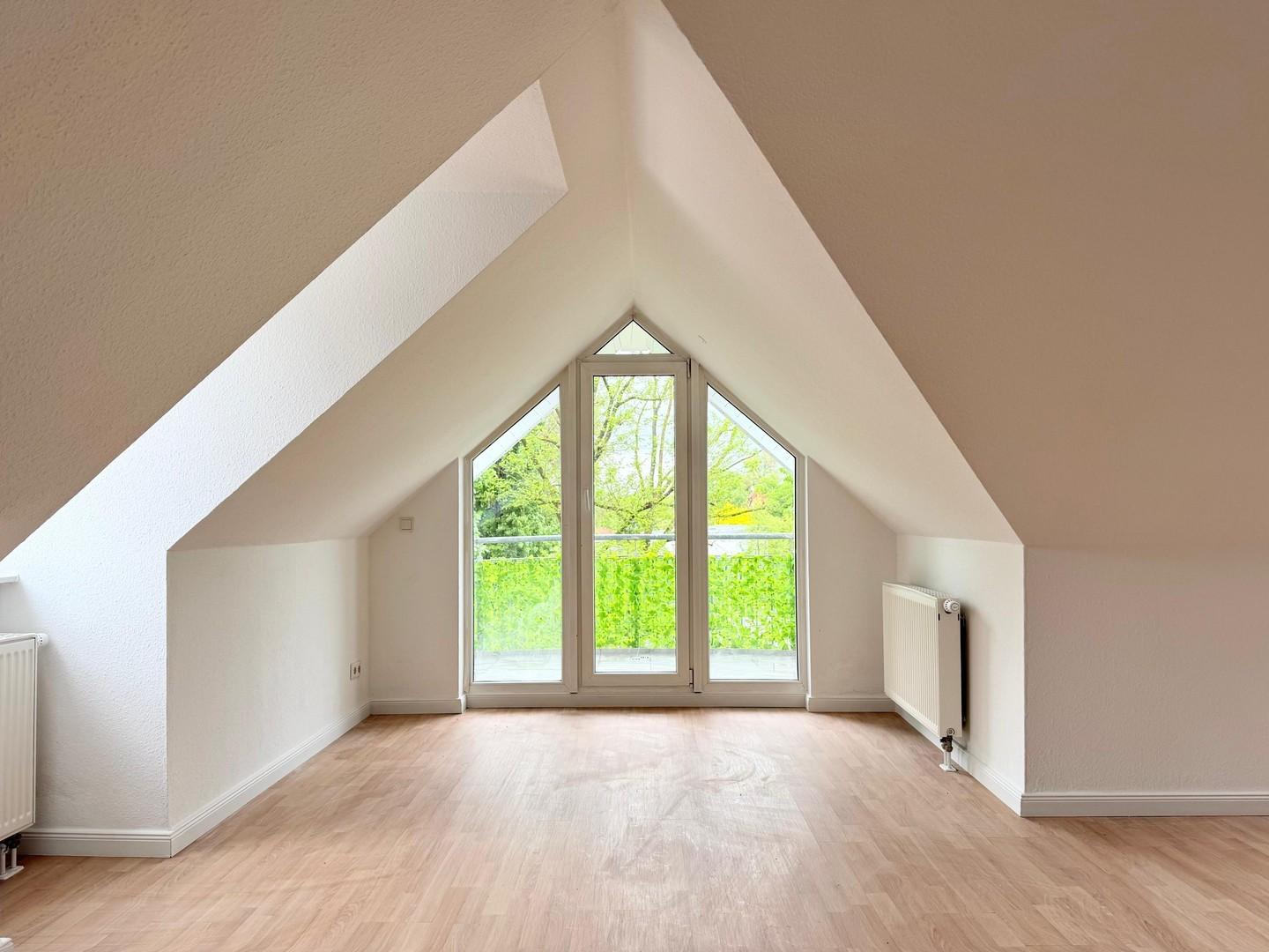 Wohnzimmer mit Balkon