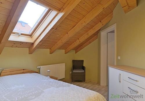 Sessel und Sideboard