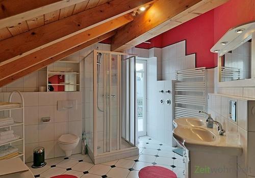 Duche und WC im Bad