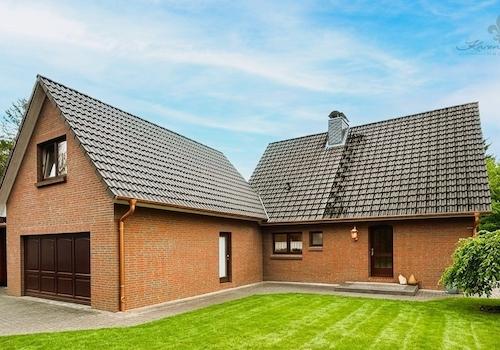 Hausansicht mit Garage 