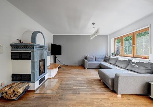 Wohnzimmer mit Kachelofen