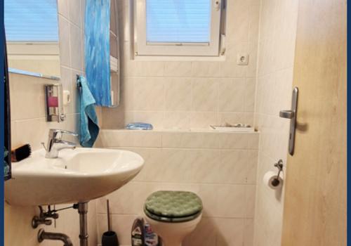 Blick in das helle Gäste-WC