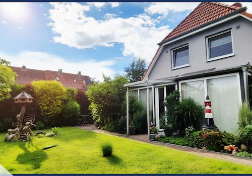 Blick vom eigenen Gartenbereich auf das wunderbare Einfamilienhaus
