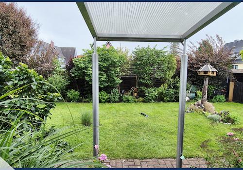 Blick vom Wintergarten in den Gartenbereich