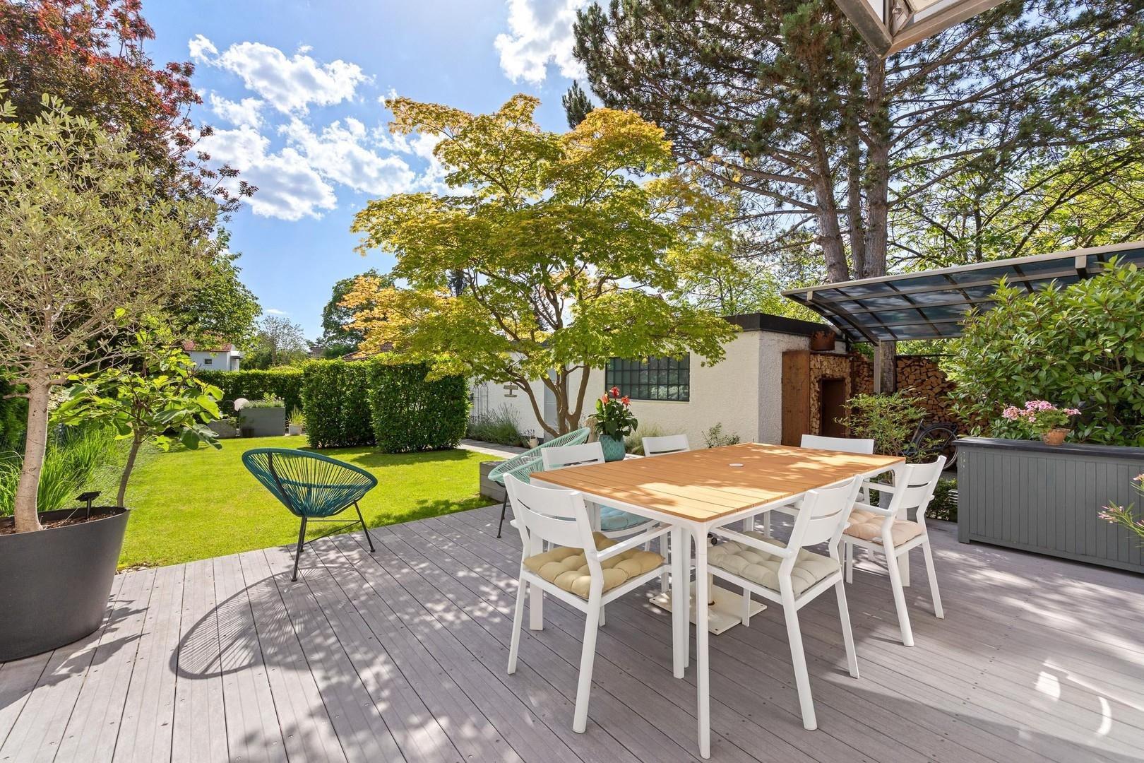 Terrasse mit sonnigem Garten