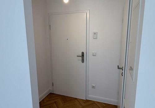Flur mit Wohnungstür
