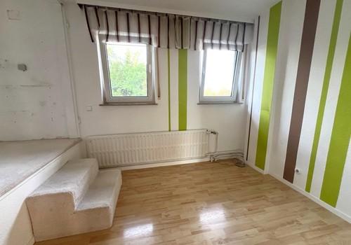 kleines Zimmer mit Wandschrank