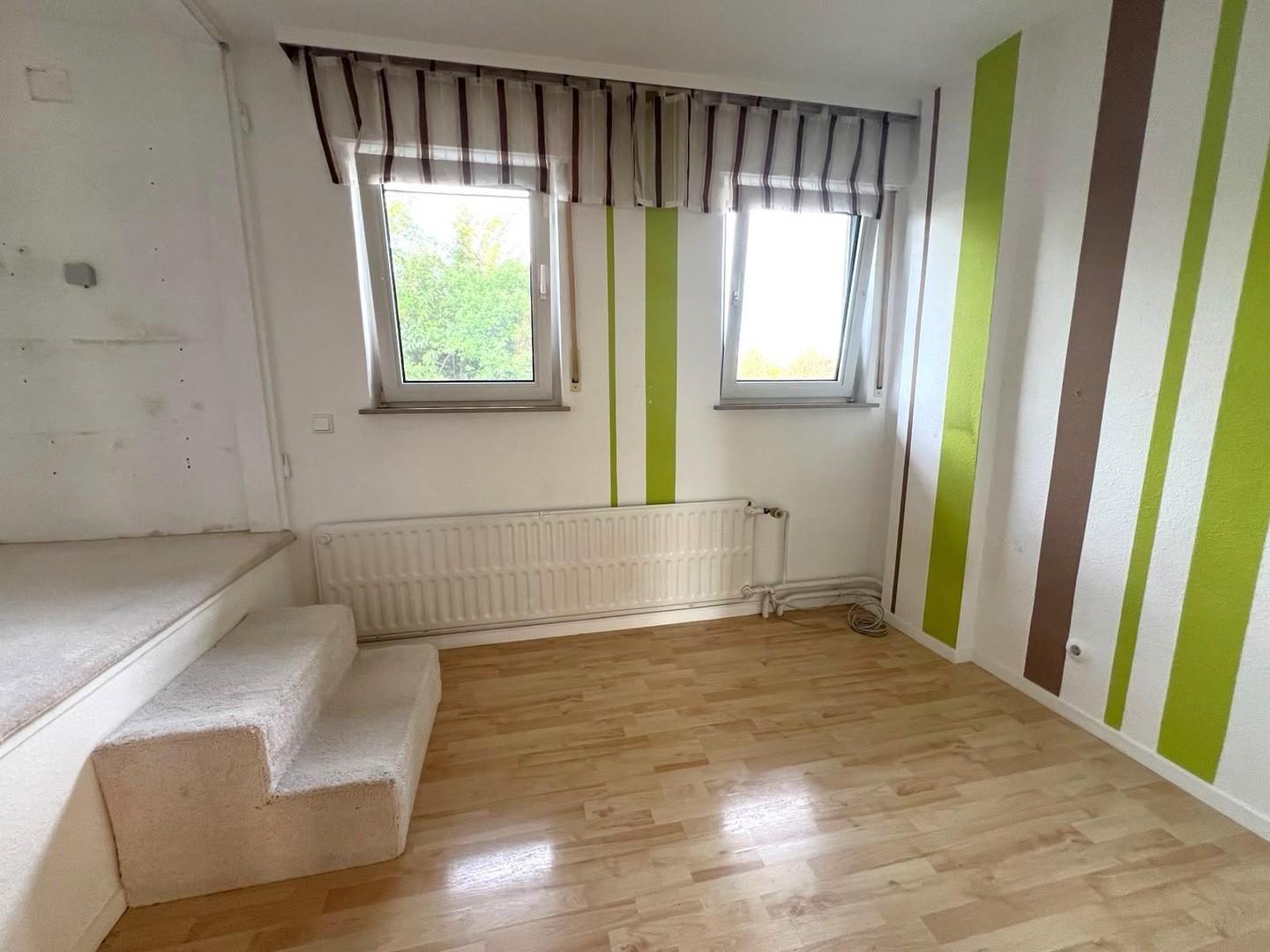 kleines Zimmer mit Wandschrank