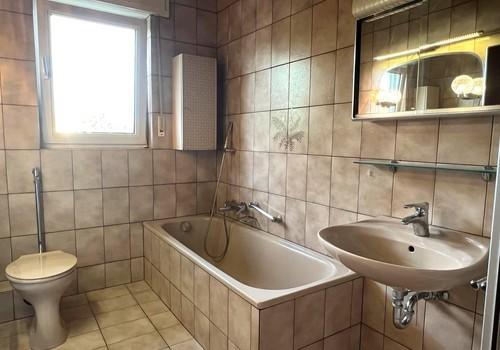 Tageslicht Bad mit Wanne...