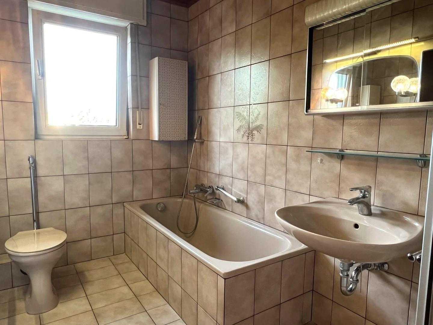 Tageslicht Bad mit Wanne...