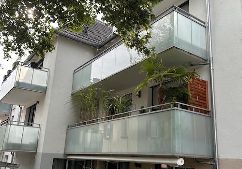 Hausansicht mit Balkon