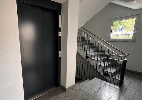 Aufzug mit Treppenhaus