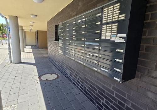 überdachte Briefkastenanlage