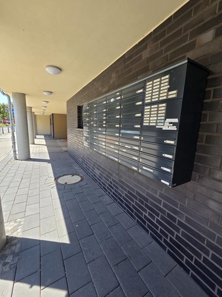 überdachte Briefkastenanlage