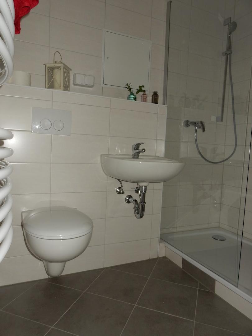 Gästebad mit Dusche in Ebene 1