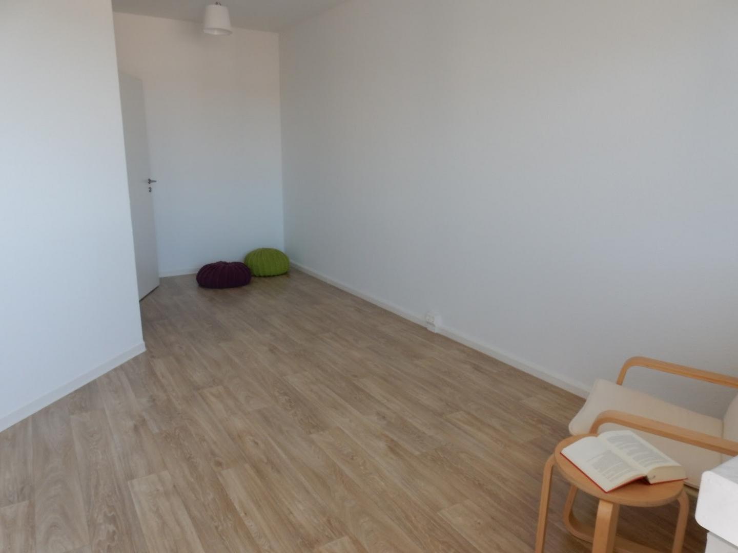 Schlafzimmer mit Nische für Kleiderschränke