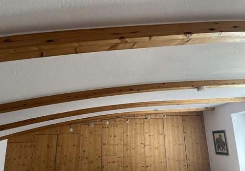 Einbauschrank und Dachbalken