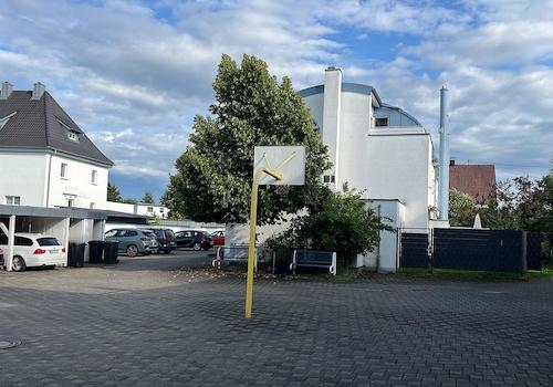 Hof mit Basketballkorb
