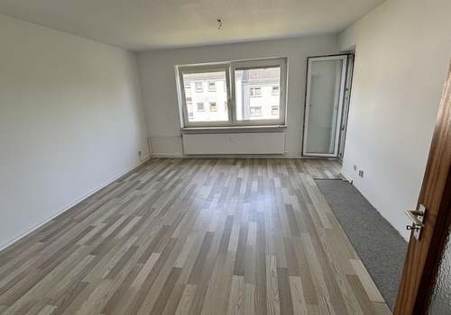 Wohnzimmer mit Zugang zum Balkon