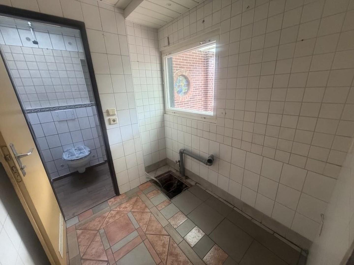 Küche und Gäste-WC in Garage