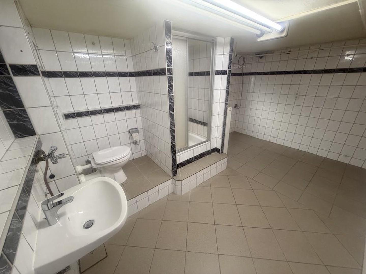HWR mit Dusche und WC