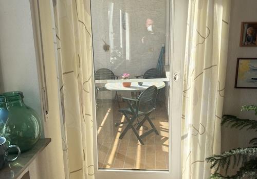 Wohnzimmer, Zug. Balkon Süd