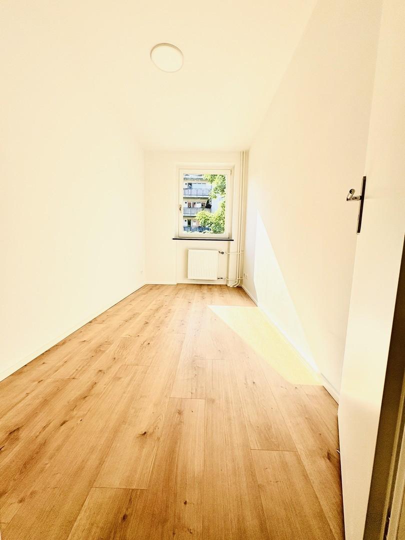 geräumiges Arbeitszimmer