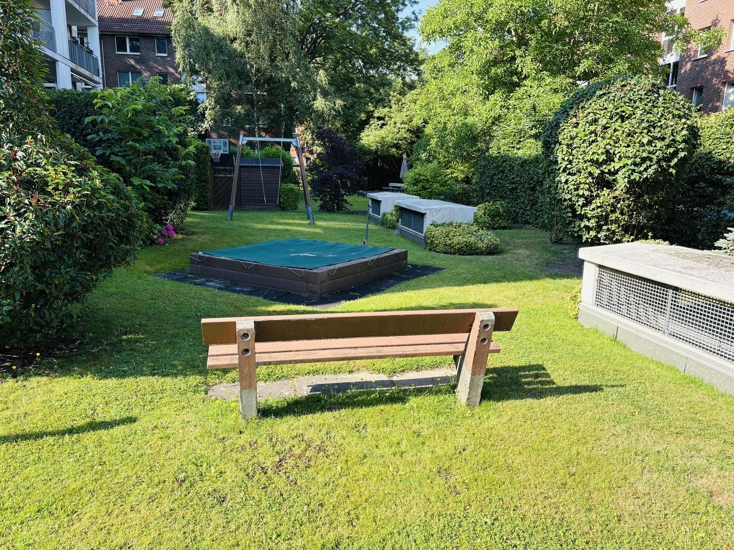 Spielplatz mit Sitzmöglichkeit