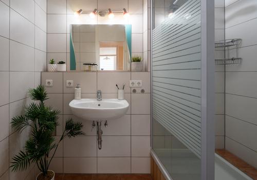 Badezimmer mit Dusche