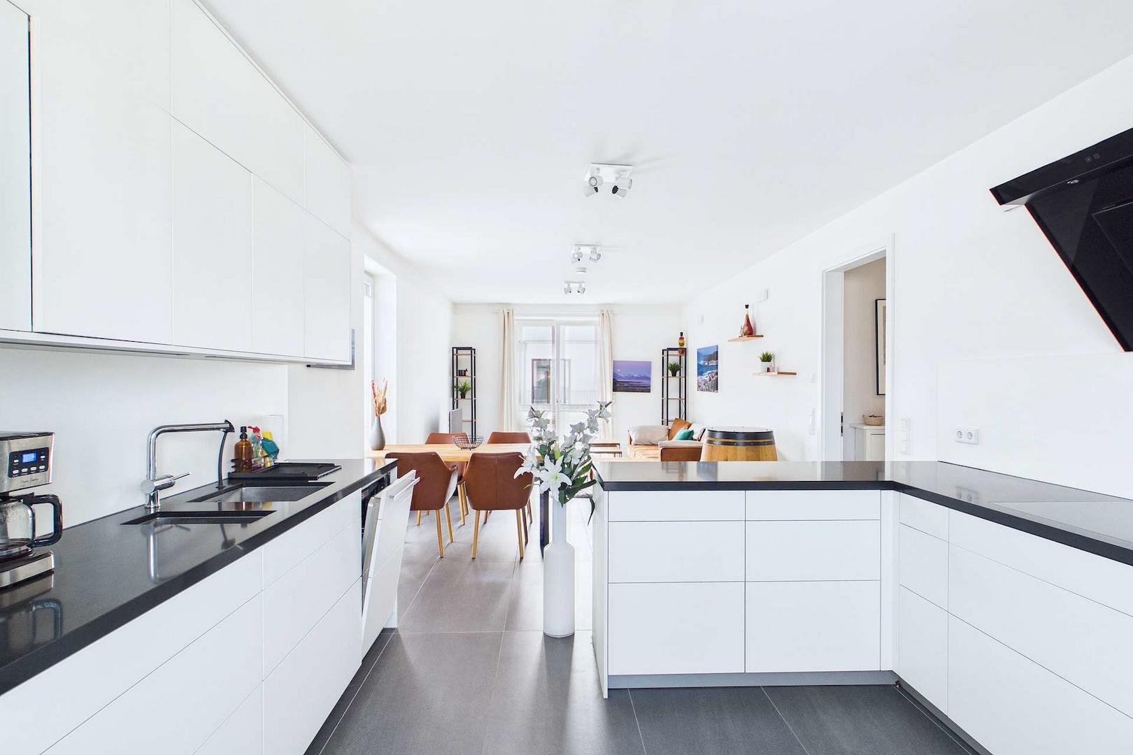 Blick von der Küche ins Wohnzimmer