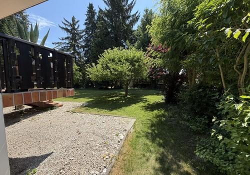 seitliche Gartenansicht
