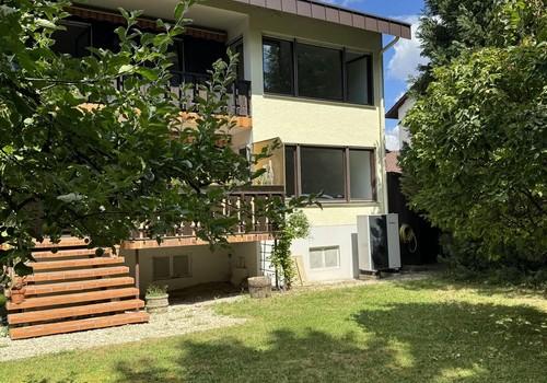 Hausansicht mit Wärmepumpe