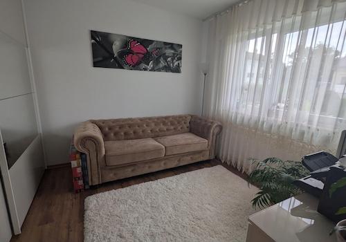 z.B. Ankleidezimmer o. Büro