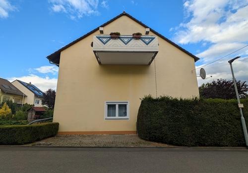 Seitenansicht mit Stellplatz