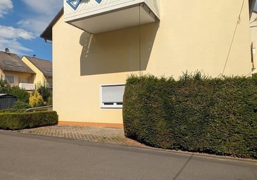 Seitenansicht mit Stellplatz