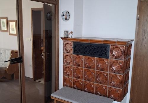 Kacheofen im Wohnzimmer