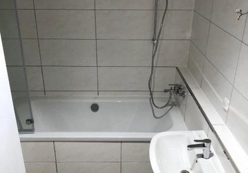 Bad mit Dusch Wanne