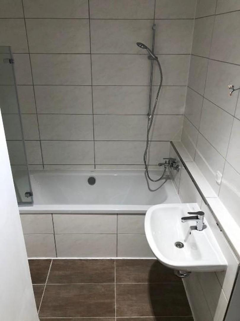 Bad mit Dusch Wanne