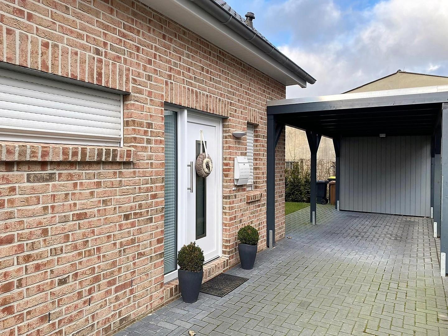 Hauseingang / Carport