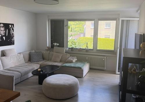 Wohnzimmer mit Ausgang Balkon