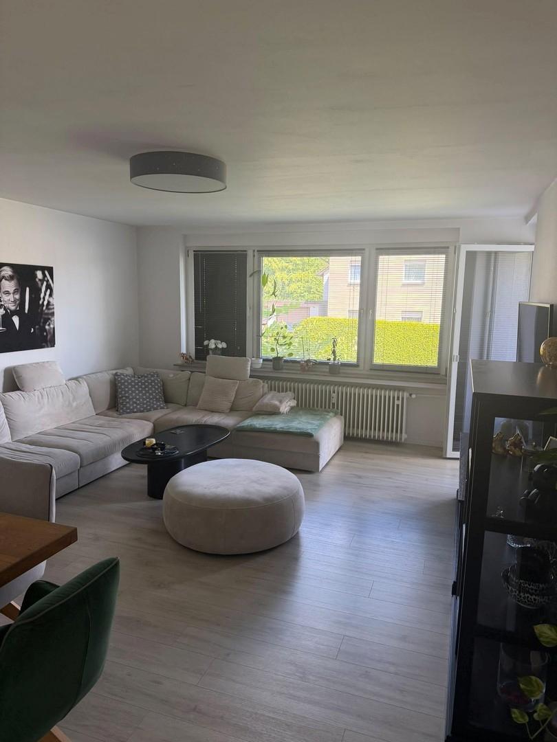 Wohnzimmer mit Ausgang Balkon
