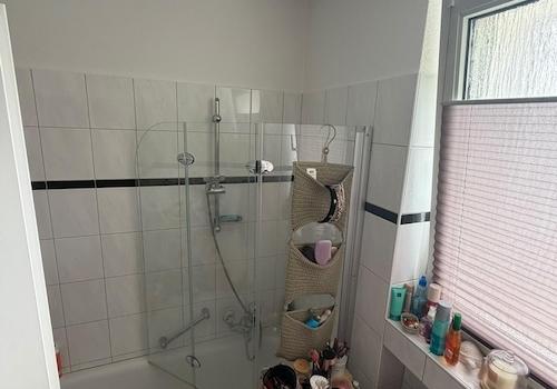Bad mit Wanne Duschmöglichkeit